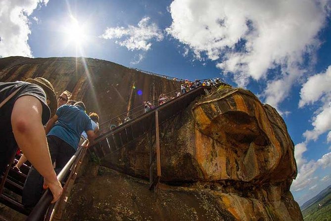 4-Day Essence of Sri Lanka Tour - Cycling through ancient Polonnaruwa