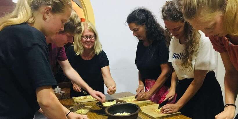 Authentic Sri Lankan Cooking Class in Kandy by Local Family - Choosing fish or chicken