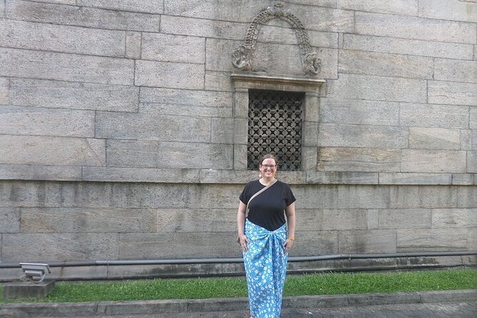 Colombo by Tuk Tuk – Sightseeing Entry Fees included - Ceylon tea, Gangaramaya, and Beira Lake