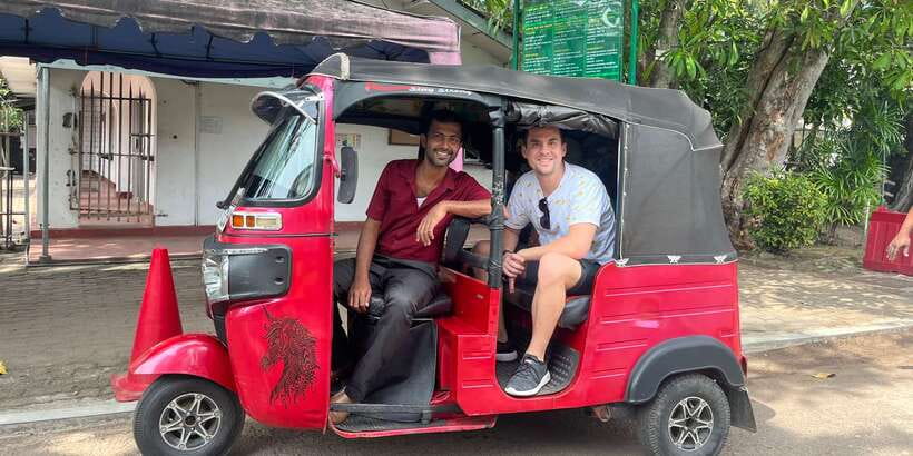 Colombo: City Sightseeing Tour by Tuk-Tuk with Pickup - Lotus Convention Hall and modern Colombo