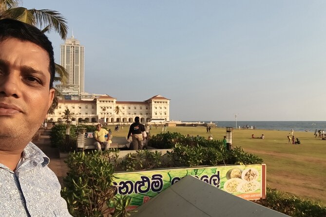 Colombo City Tuk Tuk - Fort Railway Station and the old port district