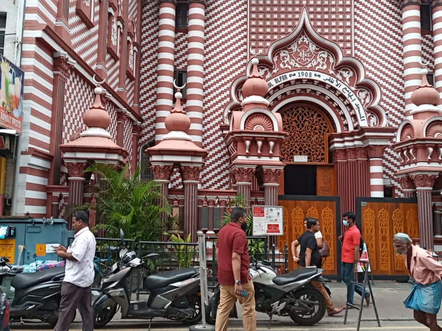 Colombo: Guided City Tour with Entry Tickets - Shopping, tea, and jewelry: useful extra stops with a caveat