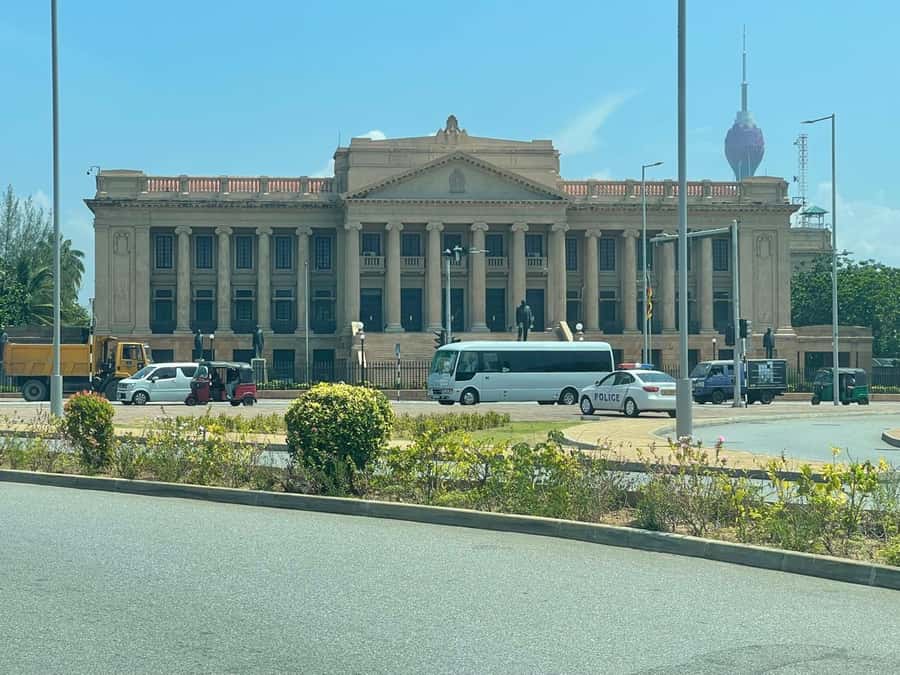 Colombo: Guided City Tour with Entry Tickets - Starting with Colombo Fort and the old harbor quarter