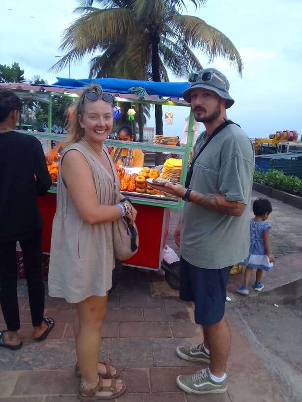 Colombo Local Food Tour by Tuk Tuk – All Inclusive - First bites: tea, isso vade and Colombo snack culture