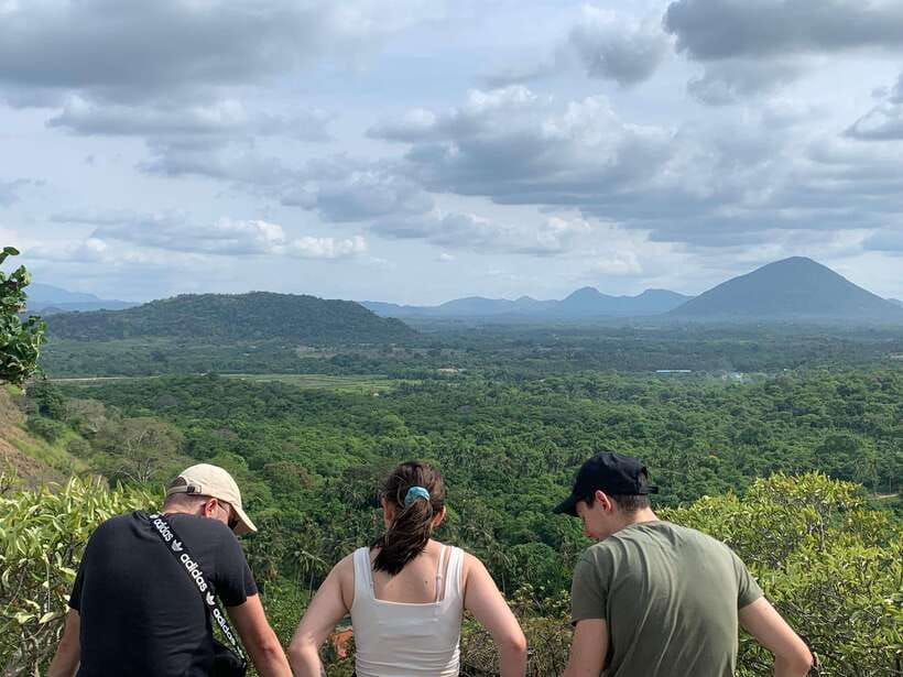 Colombo/Negombo: Sigiriya, Kandy, Ella 3-Day Trip with Train - The guide and vehicle shape the experience