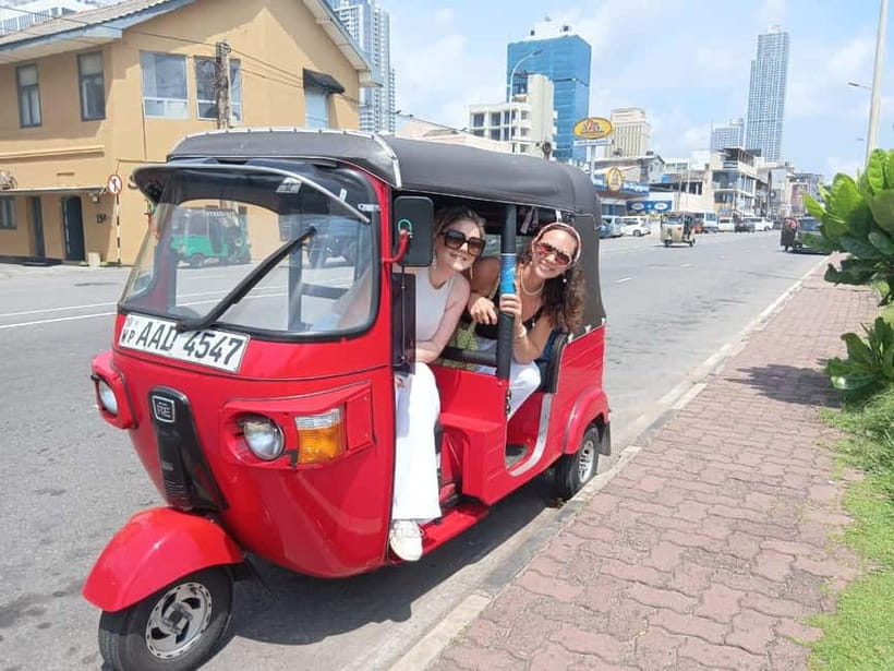 Colombo: Private City Tour with Local Food Tour by Tuk-Tuk - Starting with wade at Galle Face Green