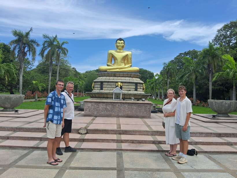 Colombo: Private Guided Tuk Tuk City Tour with Hotel Pickup - Temples and churches across the city