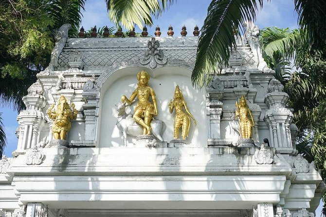 Colombo Private guideTour byTuk Tuk Morning Evening All inclusive - Gangaramaya Temple beside Beira Lake