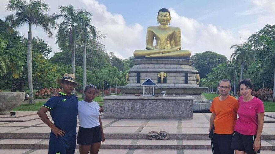 Colombo: Sightseeing Tour by Tuk Tuk Safari - All Inclusive - Hindu architecture and the seaside at Galle Face