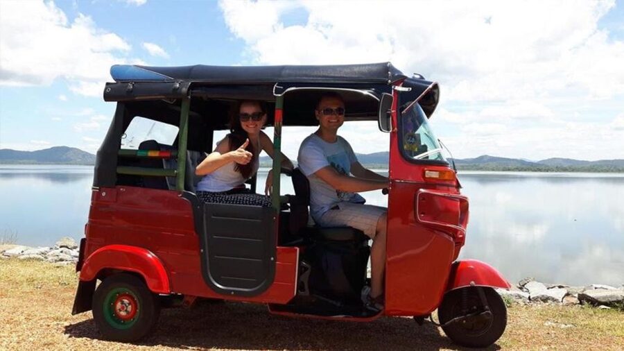 Colombo: Sightseeing Tour by Tuk Tuk Safari - All Inclusive - Gangaramaya and the lake pavilion