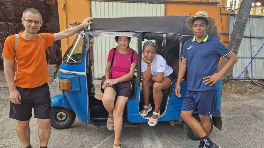 Colombo: Sightseeing Tour by Tuk Tuk Safari - All Inclusive - Tea, king coconut, and the useful extras