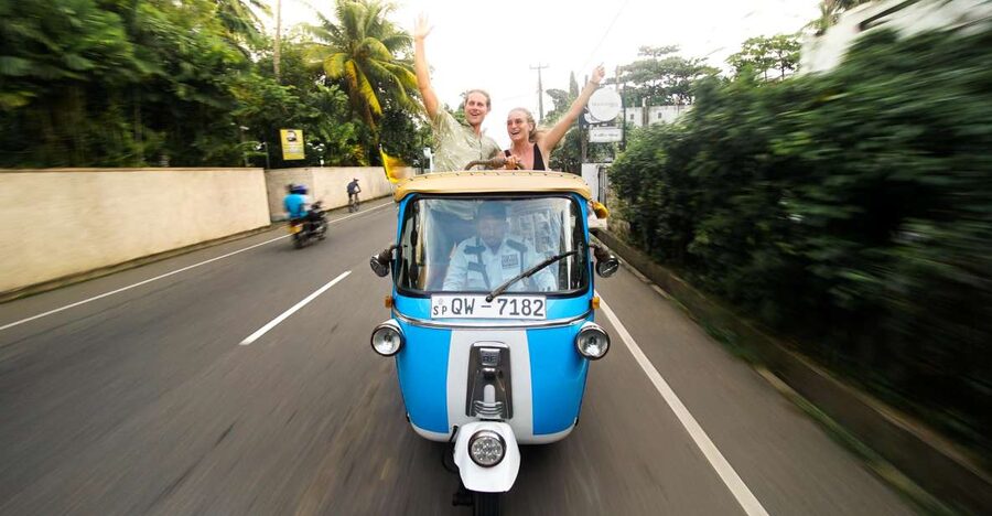 Colombo: Tuk Tuk City Highlights Tour with Lunch - Tea, coffee, spices, and fresh fruit juice