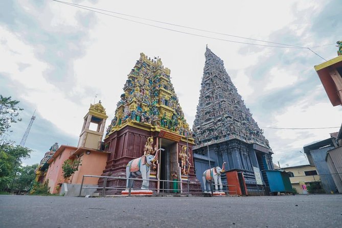 Colombo Tuk Tuk City Tour -Sightseeing Entry Fees & Food Included - Pettah turns the tour into street-level Colombo