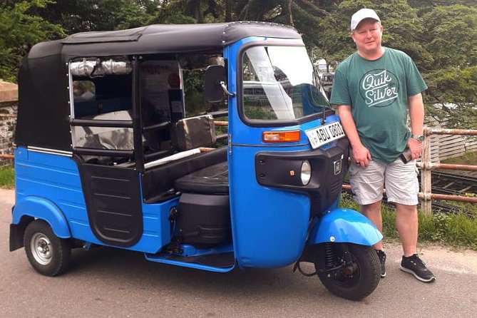 Colombo Tuk Tuk City Tour -Sightseeing Entry Fees & Food Included - The port and Galle Face show Colombo facing the sea
