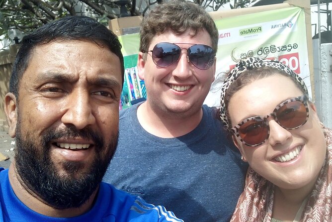 Colombo Tuk Tuk city tour with friendly Tuk driver(All inclusive) - Pettah’s Red Mosque and the Lotus Tower