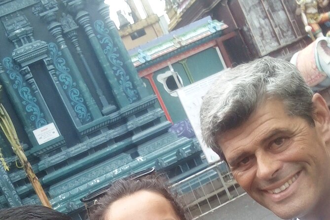 Colombo Tuk Tuk city tour with friendly Tuk driver(All inclusive) - Two temples, two different traditions