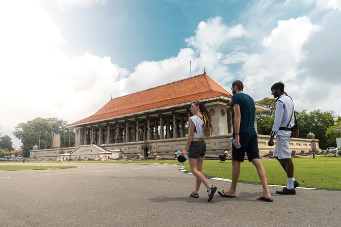 Colombo Tuk Tuk Safari - Gangaramaya Temple: a lively first stop