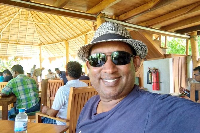 Colombo Walking Tour with Ajeet De Soyza - The Red Mosque and Pettah’s street life