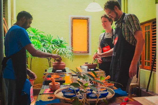 Cooking Class Sri Lanka with Locals - Cooking in a working family home
