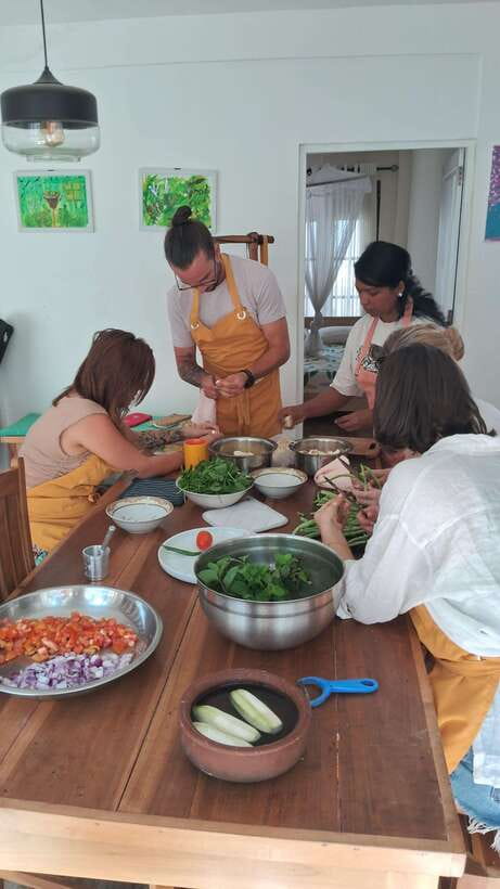 Cooking with Arun & Tamil Family - Learning Tamil-style Sri Lankan cooking