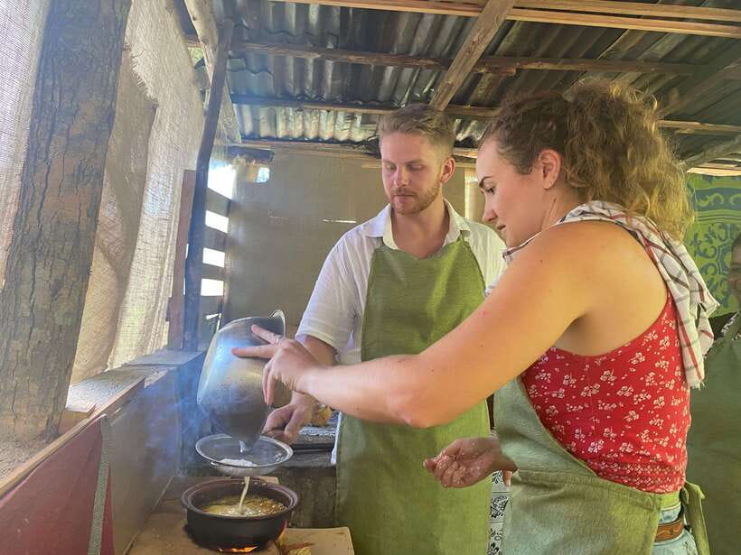 Ella Sri Lanka : Mom's Kitchen Cooking class - Meeting Irosha and Kamala