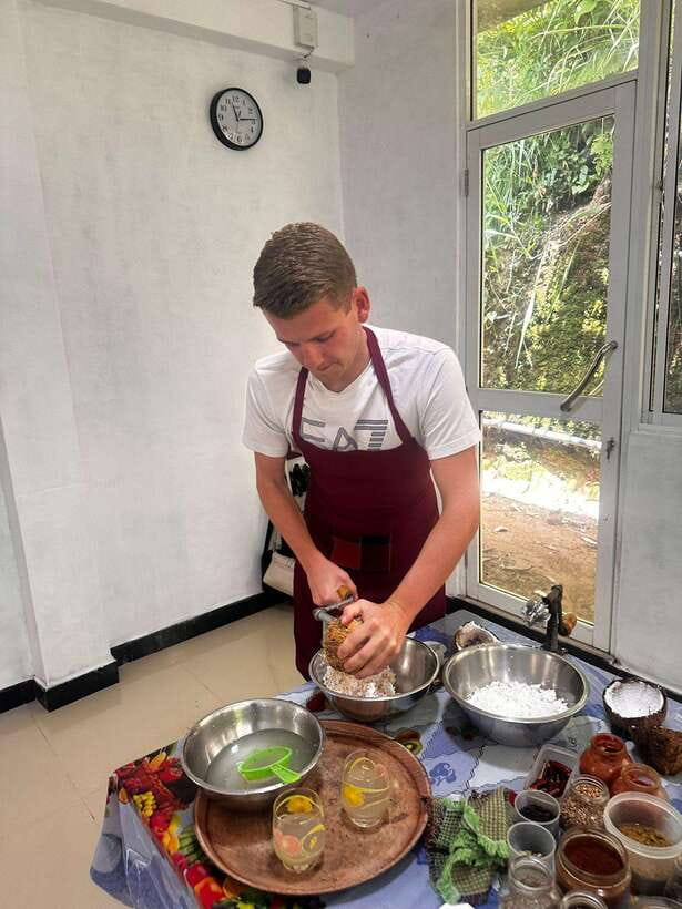 Ella: Sri Lankan Authentic Cooking expirience - Cracking coconuts and making the base