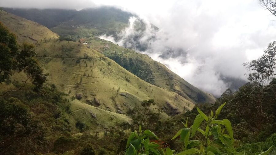 Ella: Waterfall hunting Hike to Bambarakanda and Lanka Falls - What to pack for eight hours outside