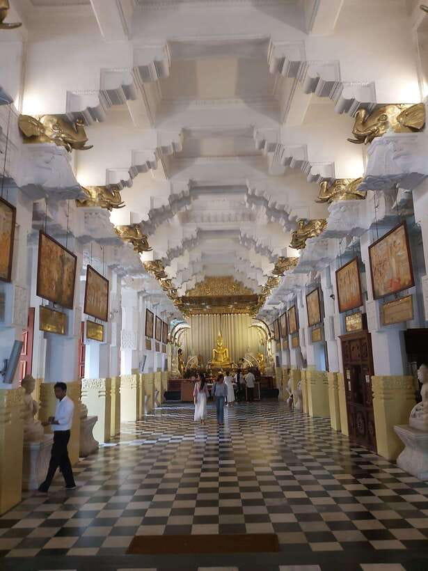From Colombo: Kandy Temples and Pinnawala Full-Day Tour - Lunch above Kandy Lake