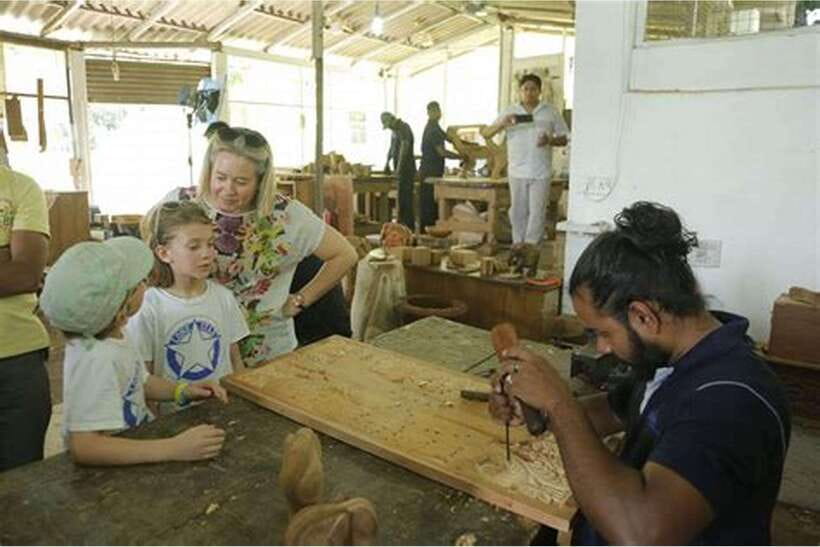 From Colombo: Kandy Temples and Pinnawala Full-Day Tour - The gem factory and wood carving stop