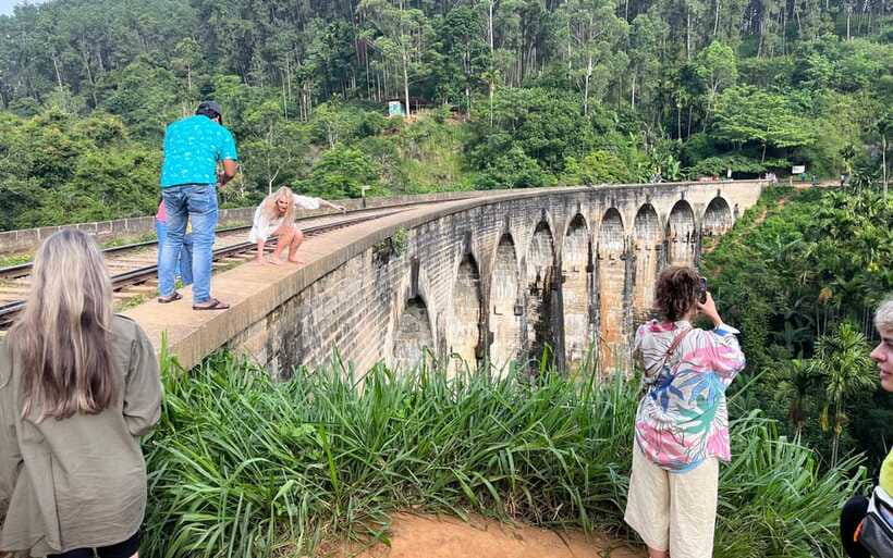 From Nuwara Eliya: Ella City Tour with Little Adam's Peak - The chauffeur can shape the whole day