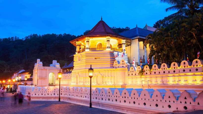 From Nuwara Eliya To Kandy Drop Tour - Entering Kandy by Way of the Big Buddha