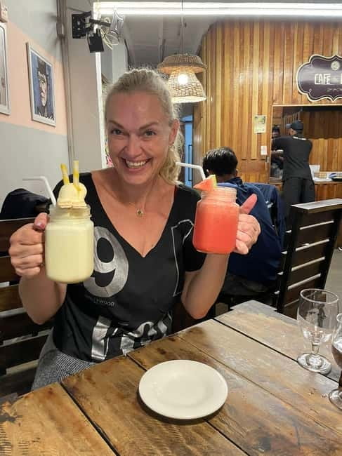 Kandy: Authentic Food Walk with a Local - Stop five: Ceylon tea and traditional desserts