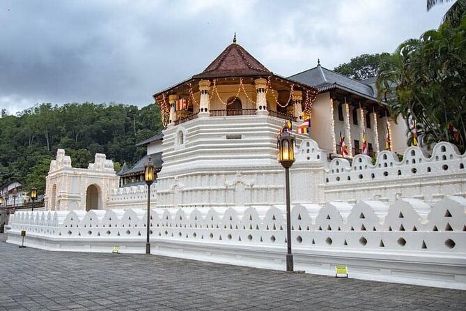 Kandy City Sightseeing and Ambuluwawa Tower by Tuk Tuk Tour - Bahirawakanda and the Big Buddha view
