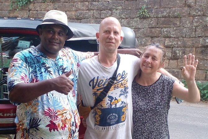 Kandy Heritage City Tour by tuktuk - Peradeniya University and the road beyond the gardens