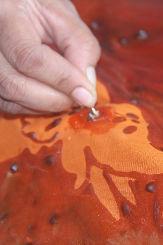 Kandy: Interactive Batik Workshop - Dyeing turns the drawing into fabric
