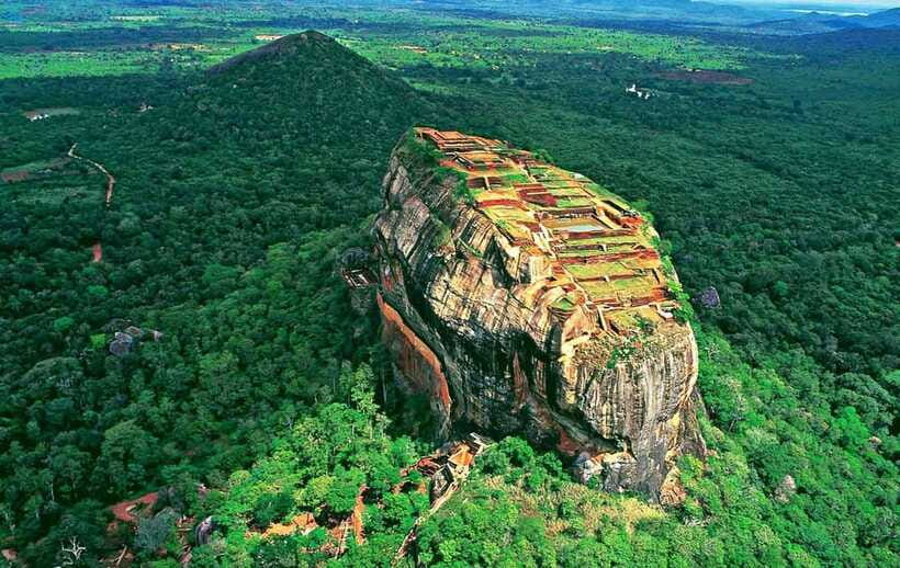 Kandy: Sigiriya Fortress & Cave Temple Full Day Private Tour - Lunch near Dambulla, with drinks charged separately
