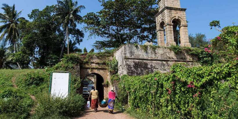Negombo: Fishing Village Highlights Private Tour by Tuk Tuk - Seeing 300 years of Buddhist art at Angurukaramulla Temple
