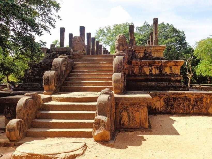 Polonnaruwa: Private Guided Cycling Tour with Hotel Pickup - What the guide adds to the ride