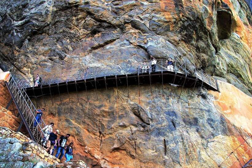 Sigiriya: Rock Fortress Private Guided Walking Tour - Reaching the palace ruins above