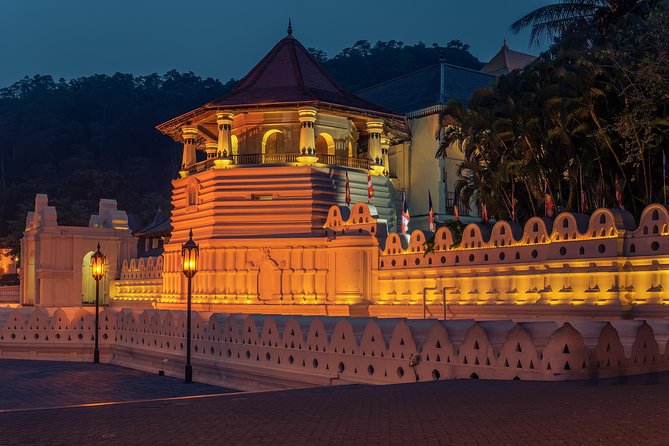 Temple of The Sacred Tooth Relic Entrance Ticket with Guide - Seeing the temple as a place of worship