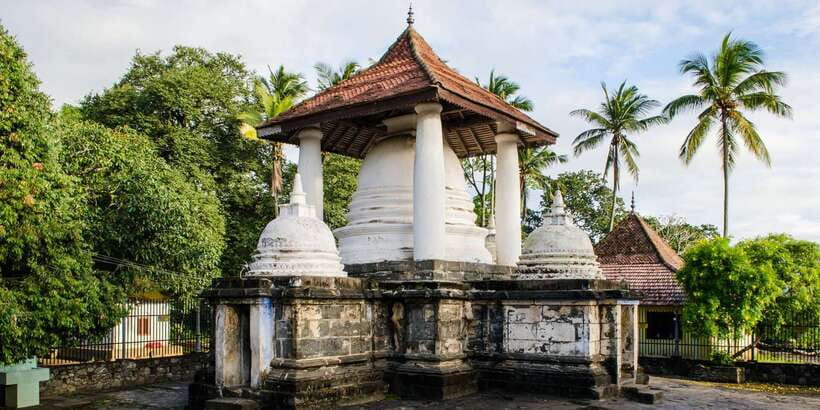 Three Temples Loop In Kandy Day Tour By Tuk Tuk - Asgiriya Stupa and the first look at Kandy