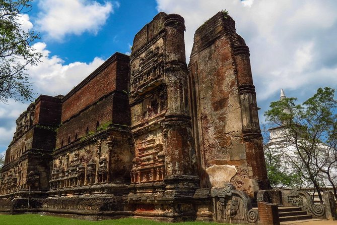 Tour Packages in Sri Lanka - Most Popular Round Tour - All in One Tour - Day 7: Ella’s easy hike, the Nine Arch Bridge, and Ravana Falls
